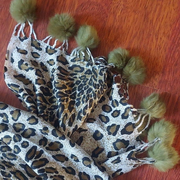 Fur trimmed scarf - Picture 2 of 3